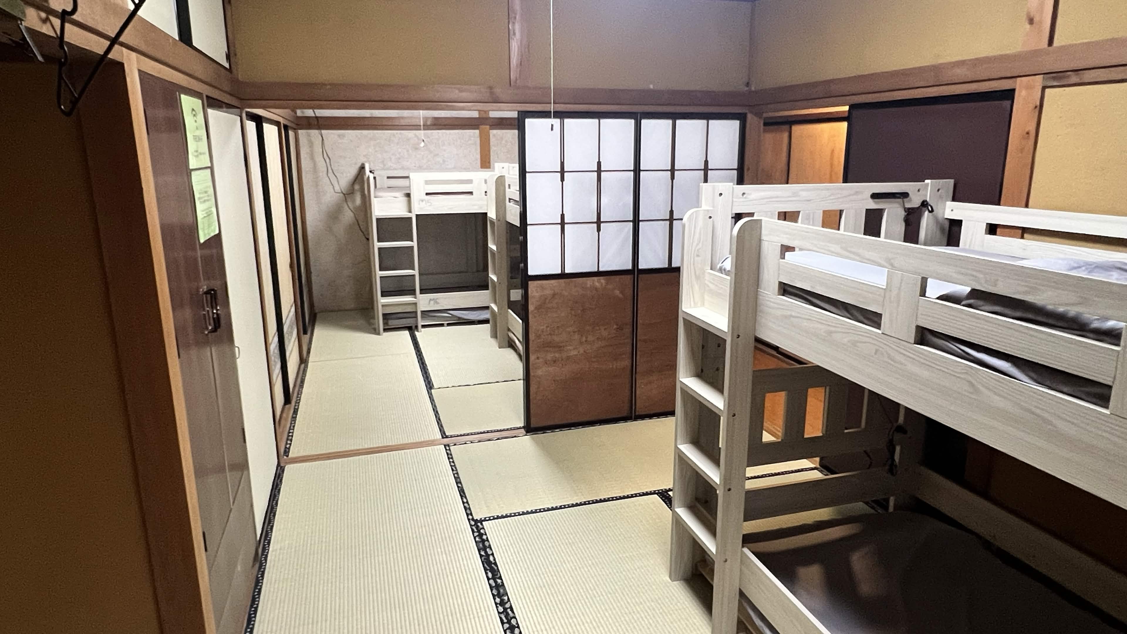 男女混合ドミトリーの2段ベッド全体